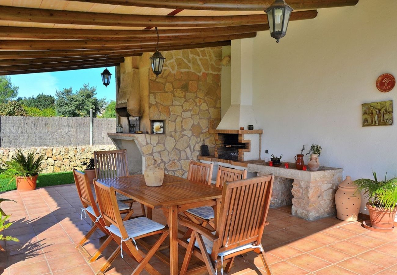 Die Finca hat eine Terrasse und einen Grill