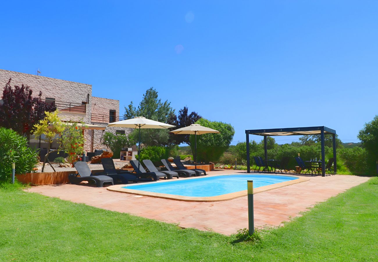 Beautiful finca in Majorca, with pool and garden. Vigili 417